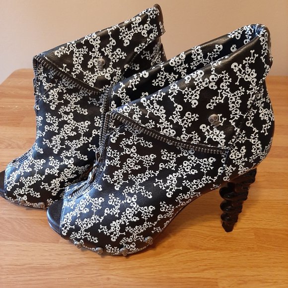 Too Fast Brand Shoes - Skull & Cross Bones deisgn fashion boot